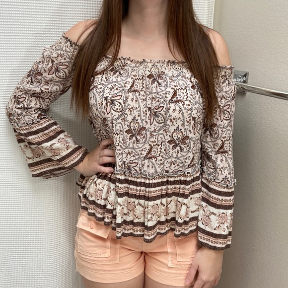 American Eagle Outfitters Tops - Women’s American Eagle tan and cream floral boho off the shoulder top. Size M